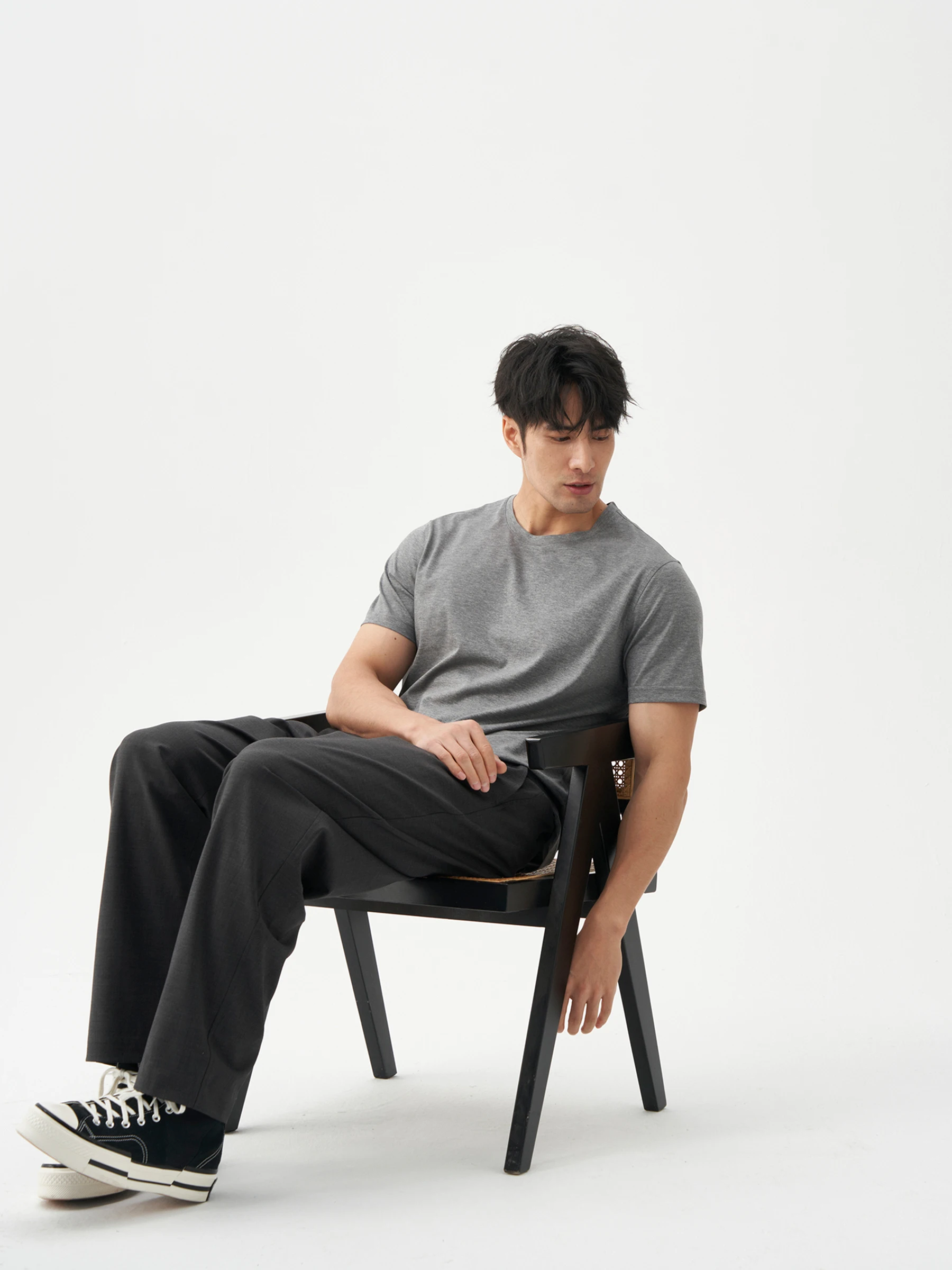春コーデ メンズ 完全ガイド｜スリムフィットシルク混紡Tシャツの選び方とコーデ術