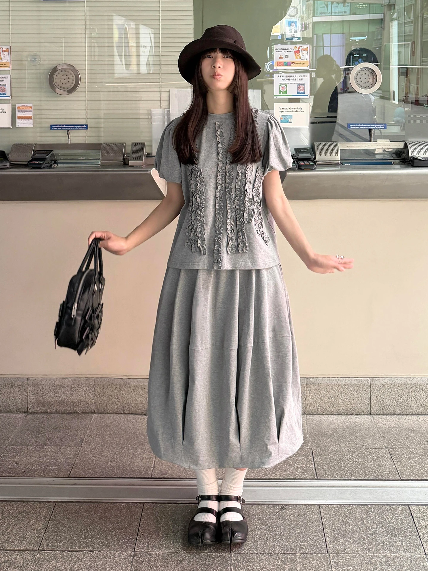 花柄グレーの重工デザイン フレンチ風レディースTシャツとスカー  トセット：トレンドフェミニンの定義と実際の着用シーン