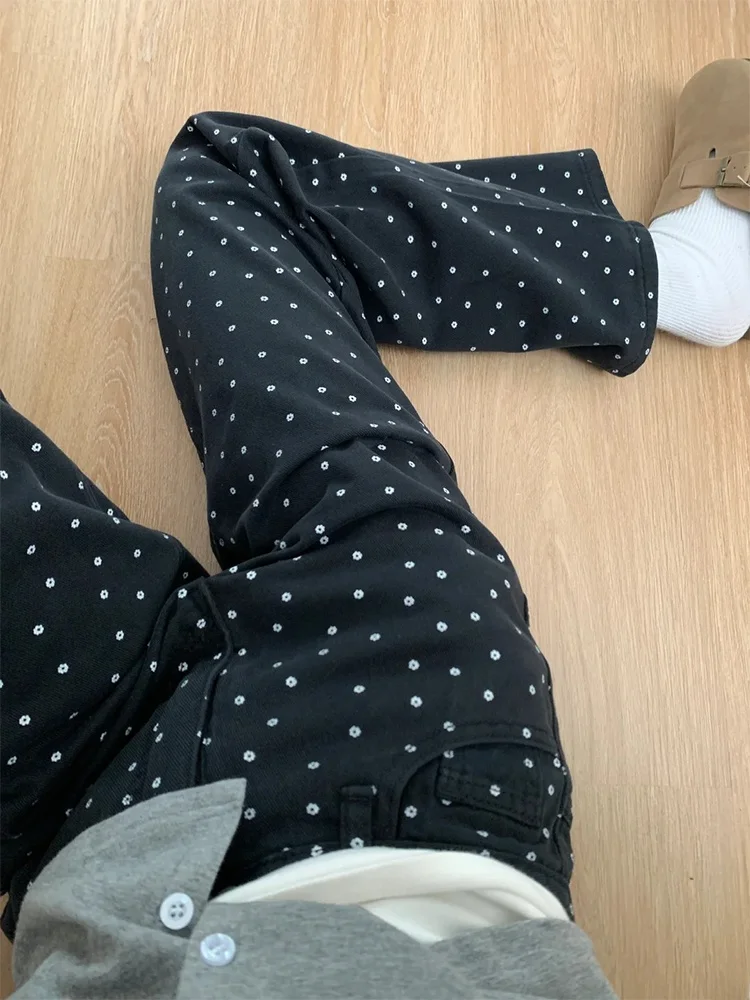 ネイビージャケットに合うパンツは、黒いドット柄のワイドパンツがベスト？