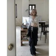 花柄レースVネックTシャツ【春用・女性用・セクシーなクロップドデザイン】