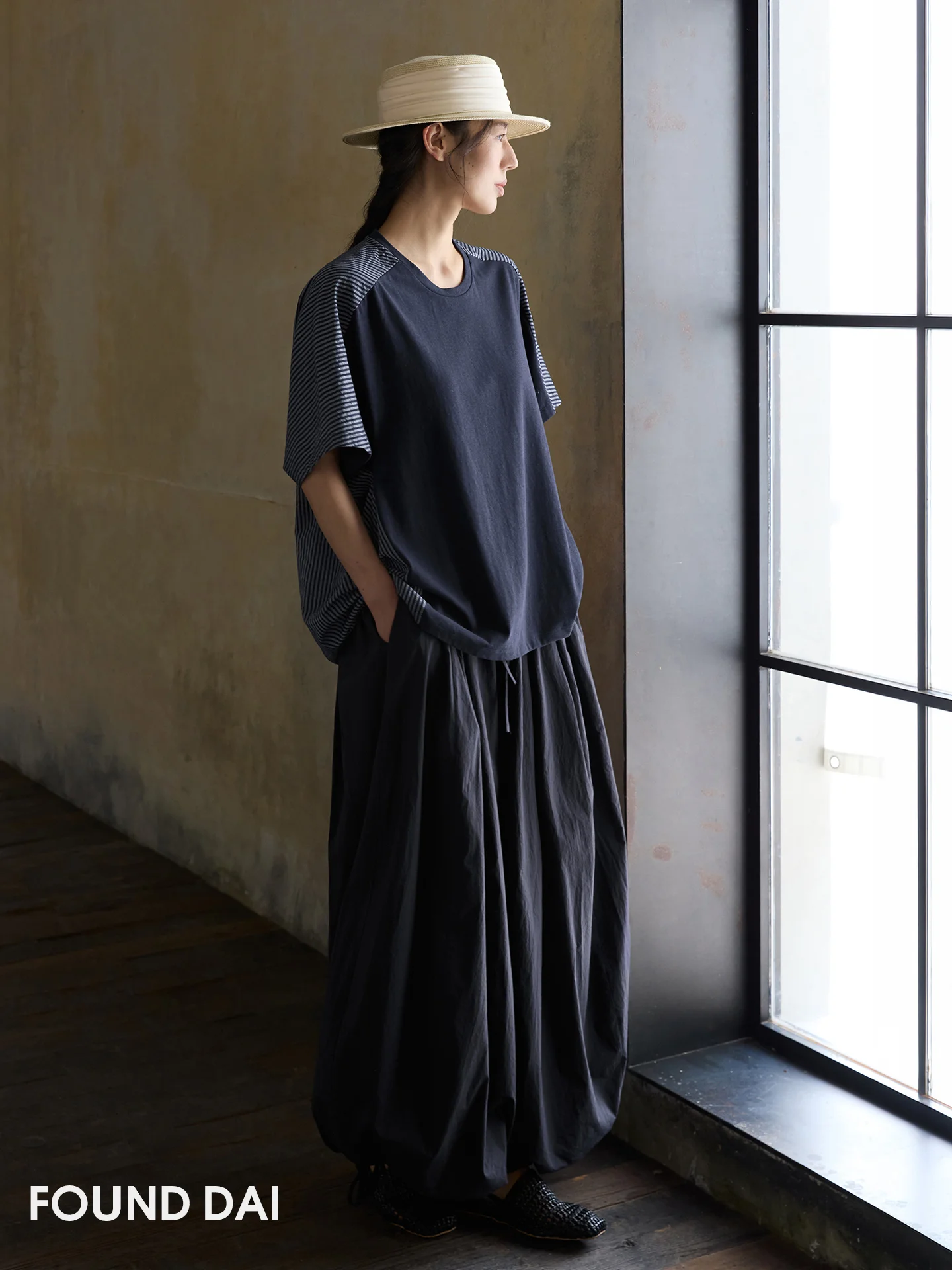 日常の着こなしに悩むあなたへ：リネンコットンの前短後長Tシャツは、本当に必要なのか？