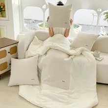 優雅なコットン製抱き枕兼用ブランケット【折りたたみ可能・オフィス用・車載用 ・快適】
（セットアップ対応）