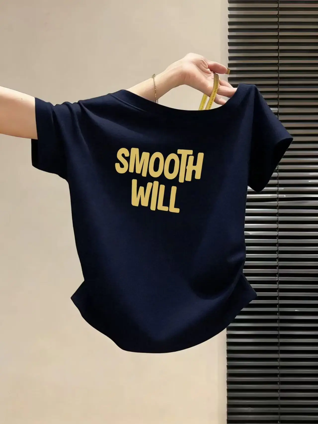 カットオフTシャツ：プリント斜領デザインの夏用オフショルダーTシャツはどのような特徴を持つのか