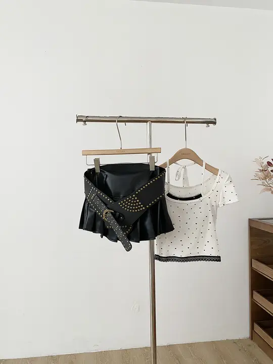 美式ストリートスタイルのスタッズ付きレザースカート【Aライン・ウエスト低め・ひざ上丈】