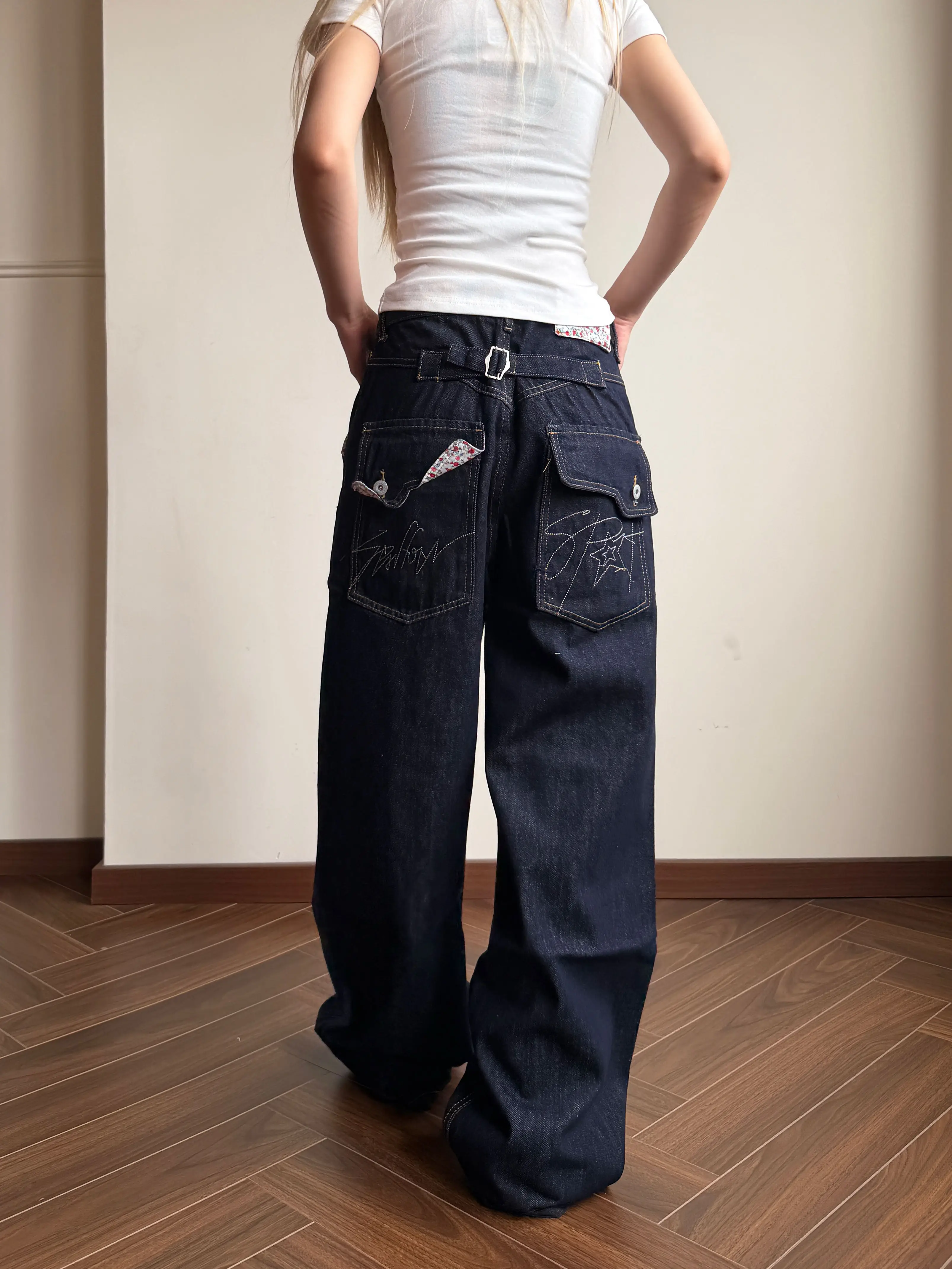 デニムの形と色を迷うなら、この1着で解決できる？