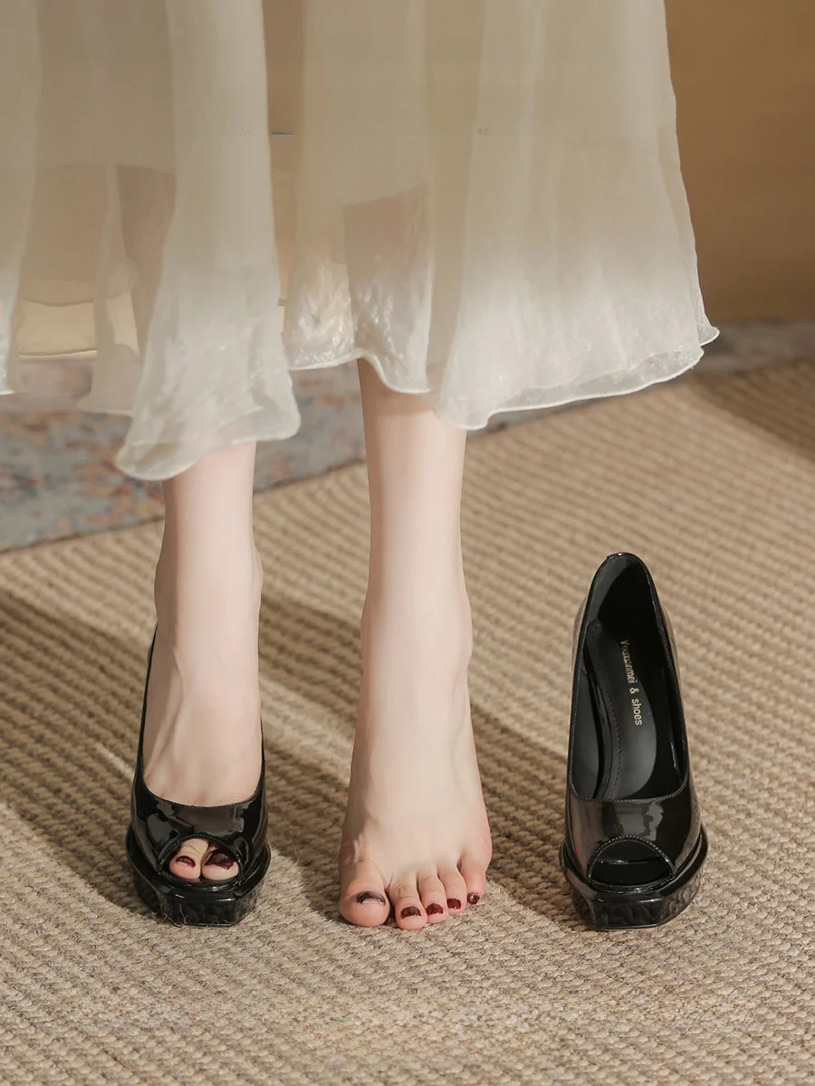 高ヒールパンプスが足に負担をかけるのはなぜ？ケフィマンの防水台ハイヒールが解決するリアルな使い方とは