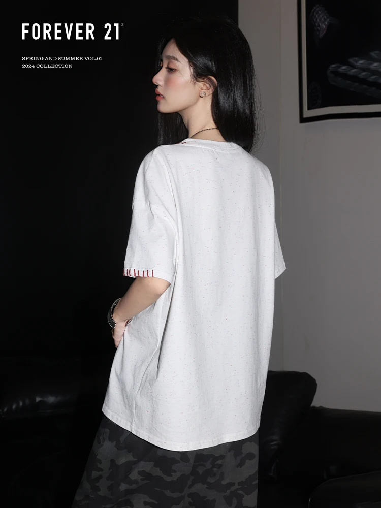 刺繍入りのゆったり白Tシャツ：カジュアルスタイルのデザインと実用性を解説