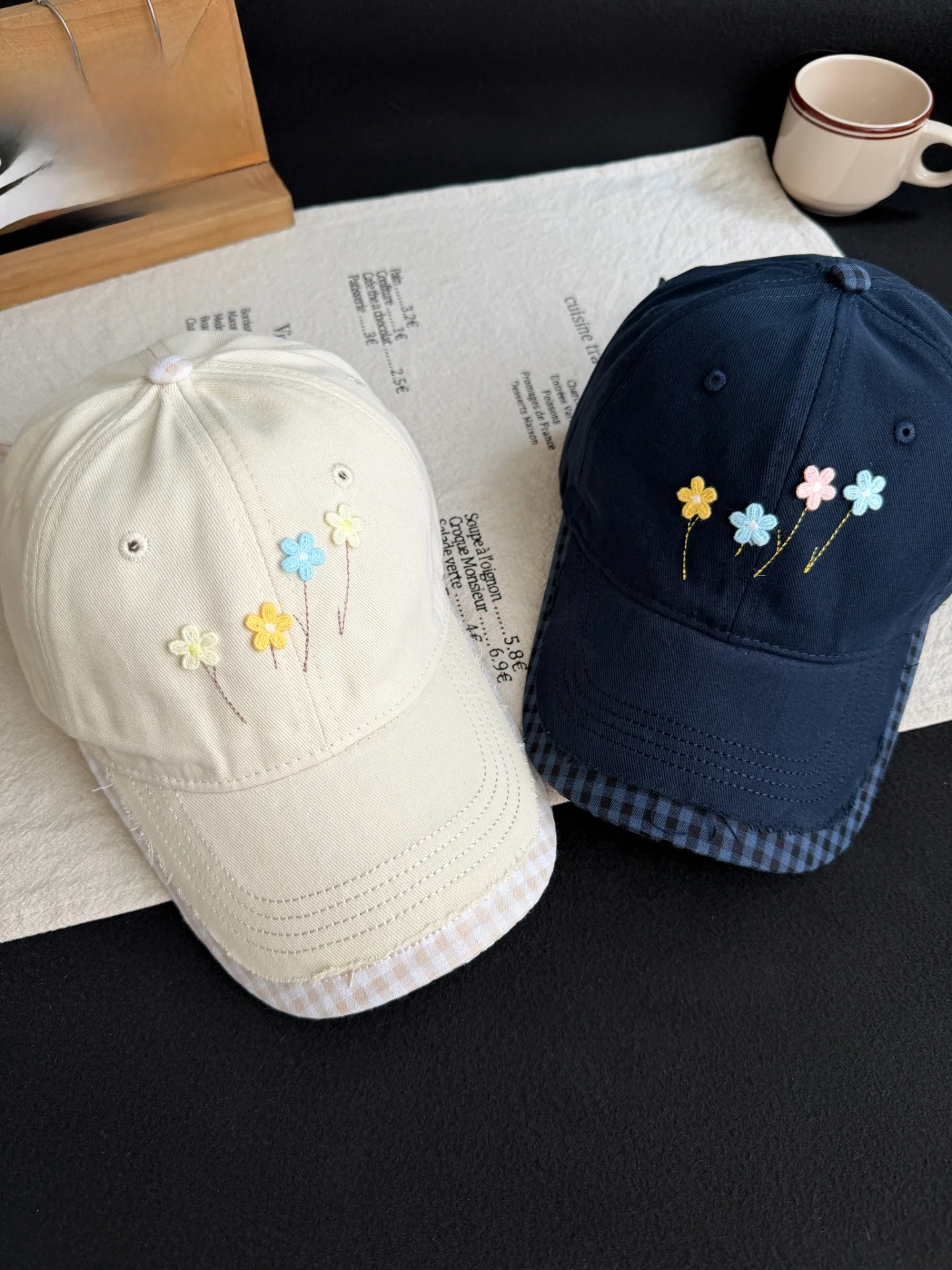 花刺繍のキャップ：カラフル・ユニセックス・広めのツバで季節を問わずスタイリング