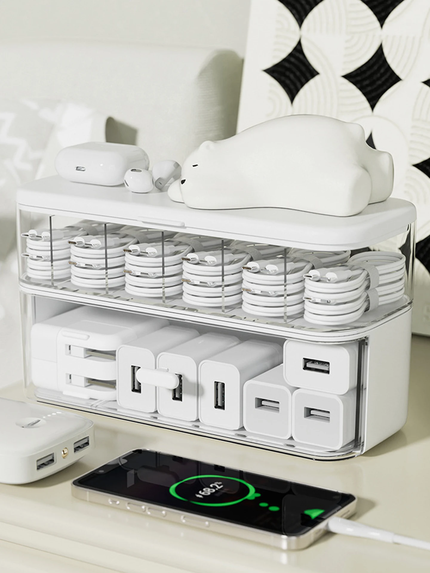 デスク用収納ボックス：ケーブル収納とスマートフォン充電器を効率的に整理