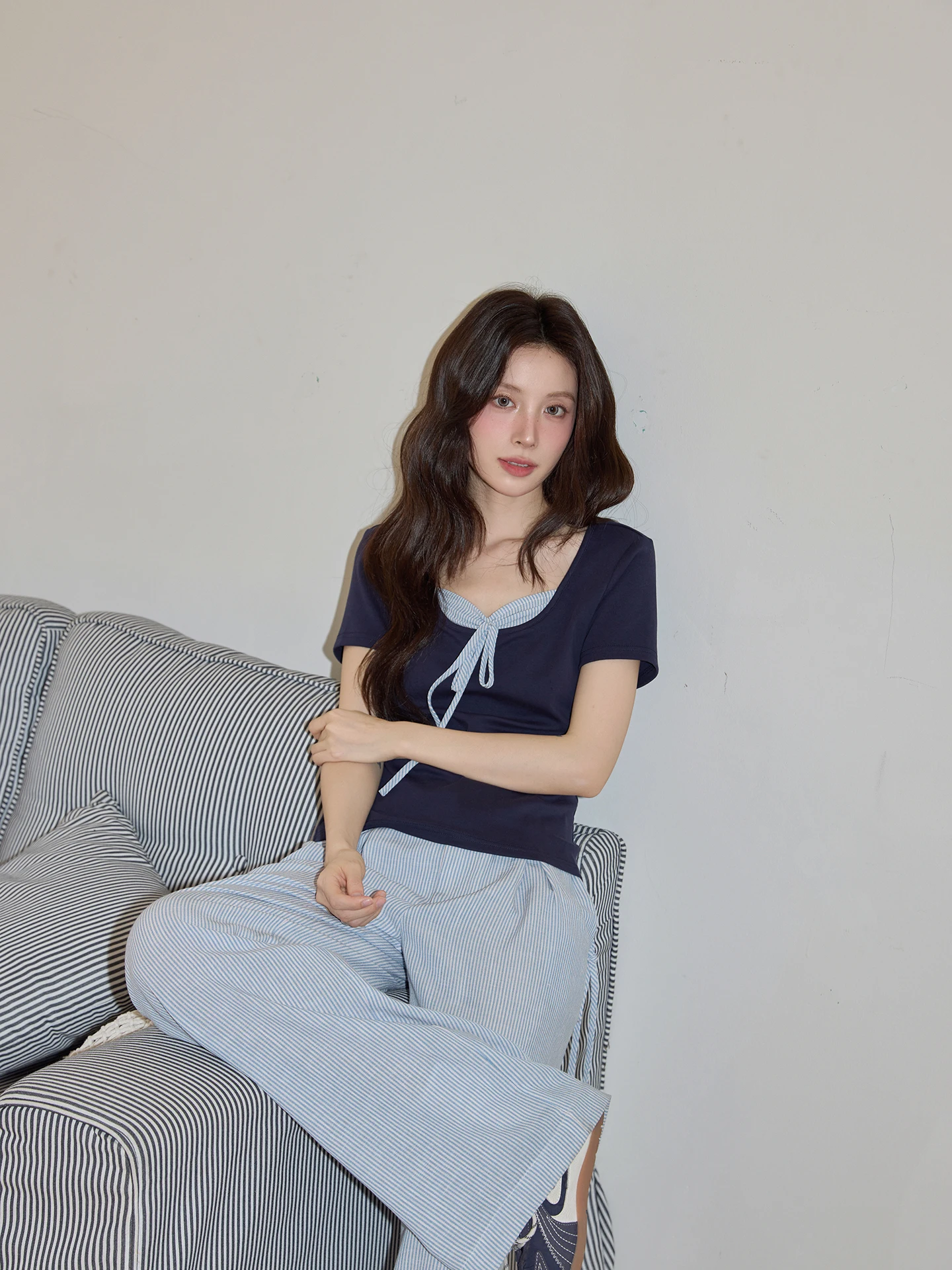 ブルーストライプのリボン付きカジュアルパンツ：ゆったりパンツコーデの実用性とシーン別活用法