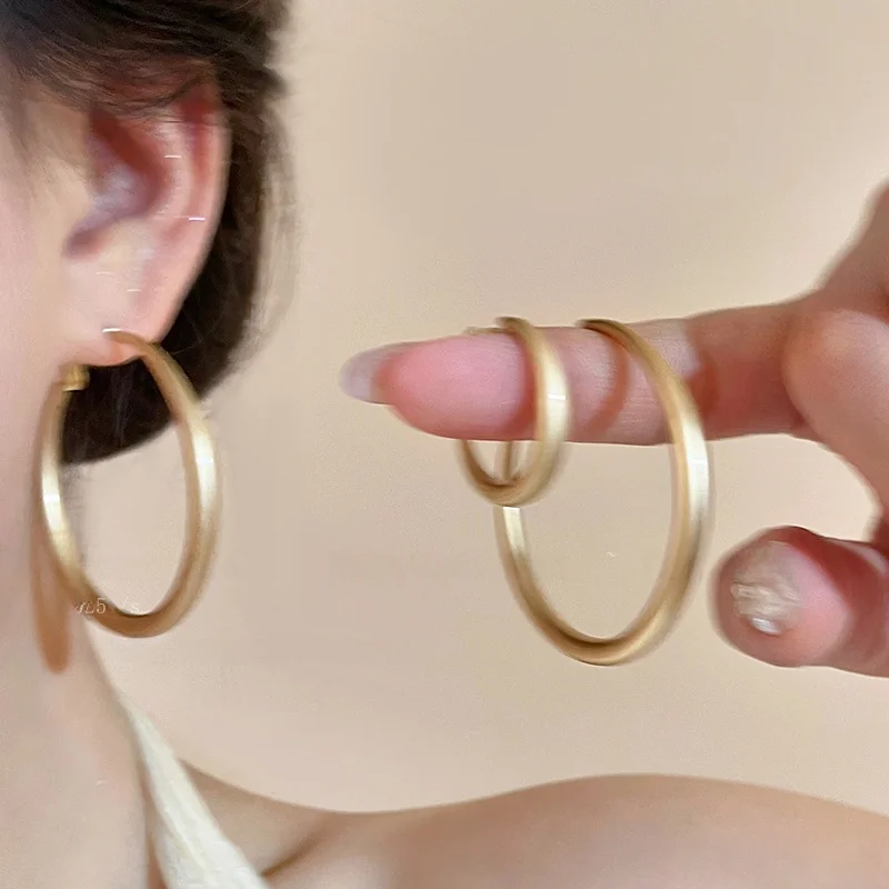 顔が小さく見える！シンプルな丸型アクリルピアスのデザインと実用性