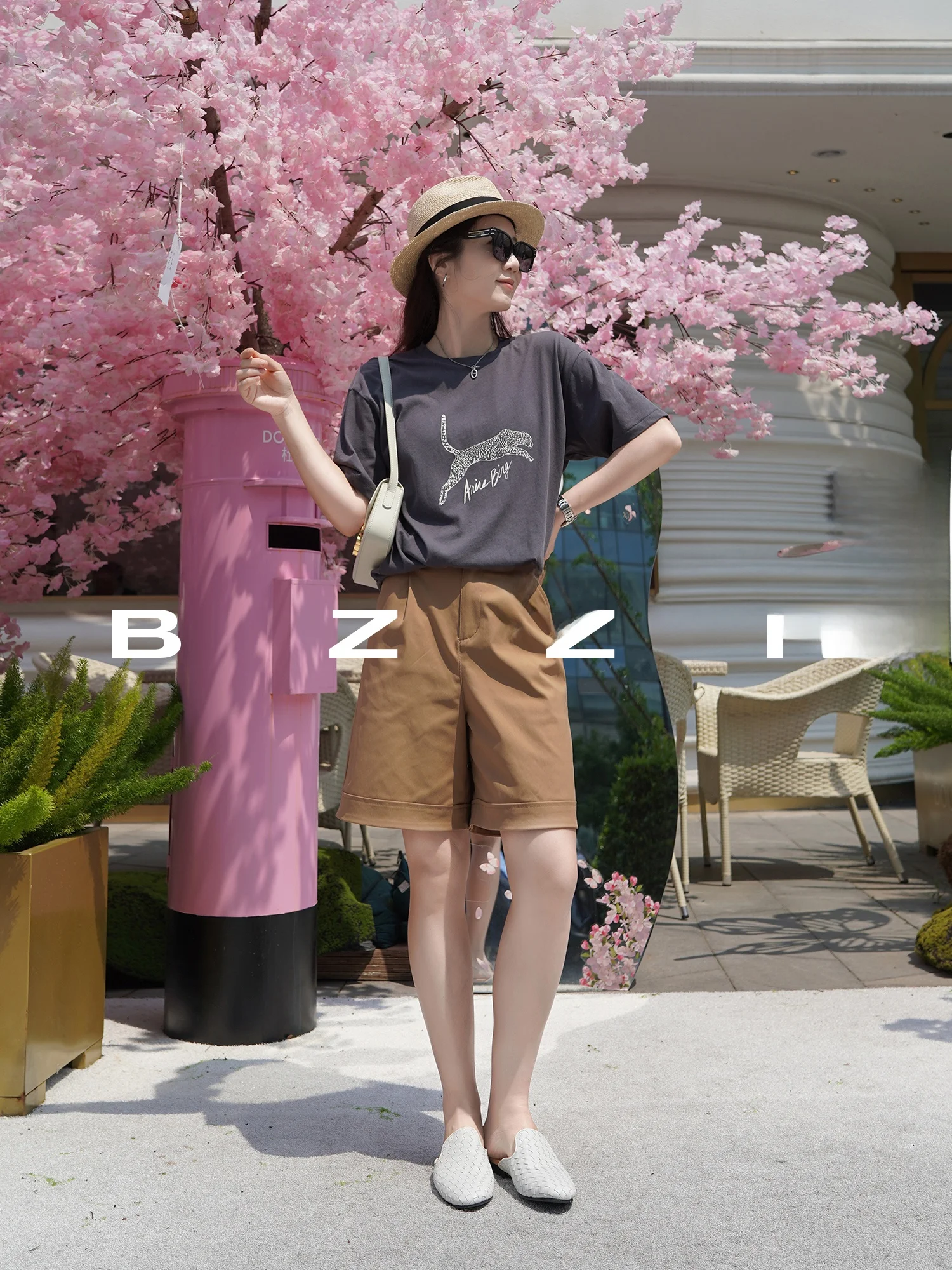 カーゴショートパンツに合う服 レディースの選び方と実用性