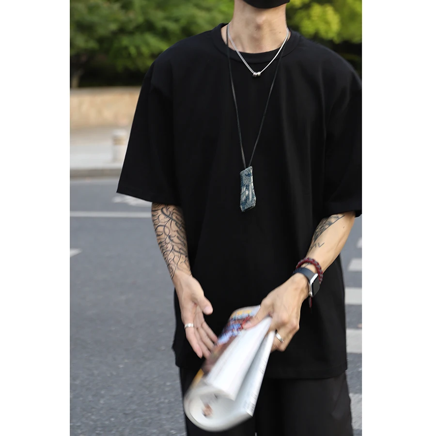 黒いTシャツを選ぶべきタイミングは？多歪二十五歳のプレミアムウォッシュTシャツが答えを教えてくれる