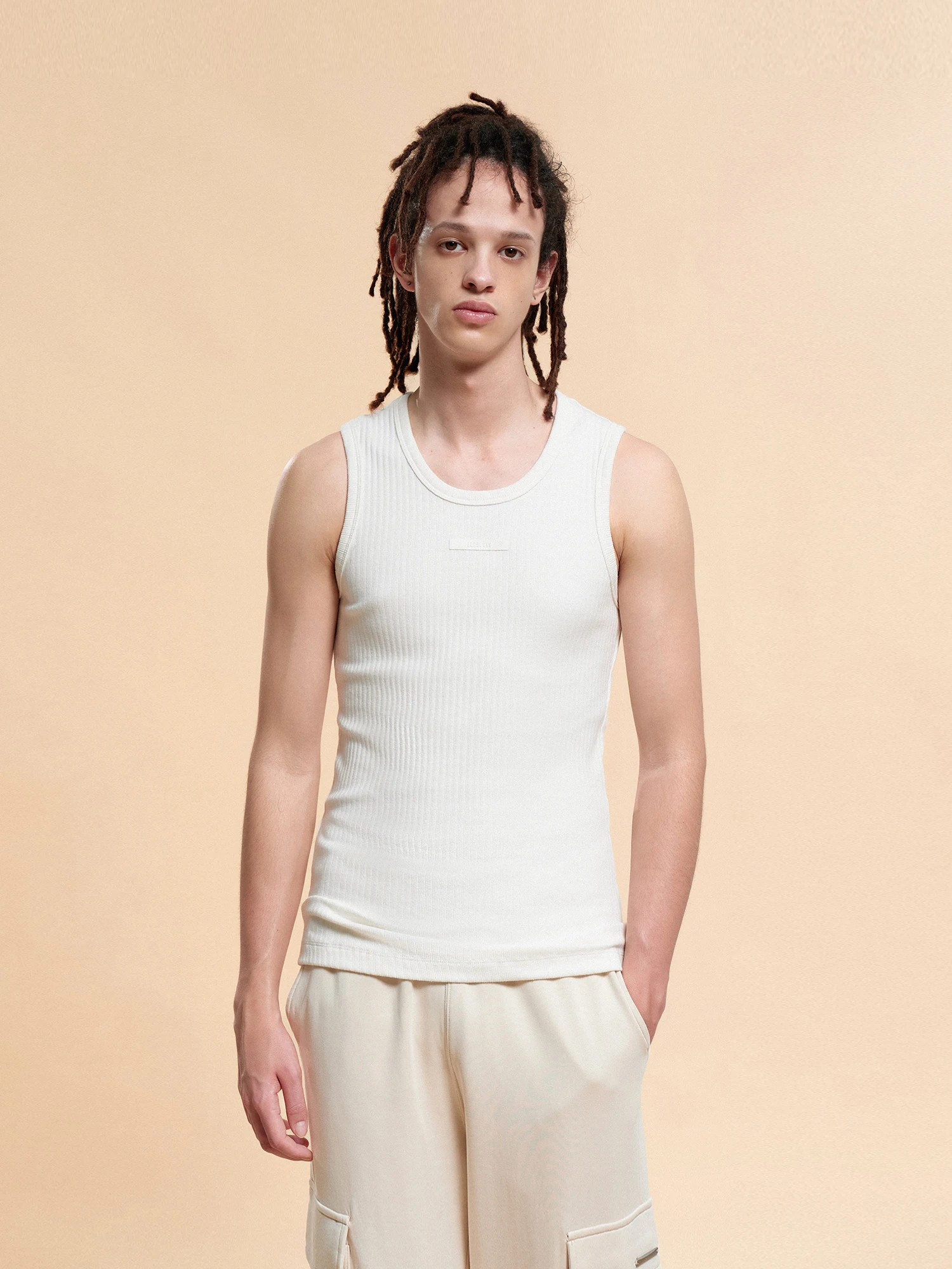 「tシャツイン」は本当に夏に着るべき？それとも、季節を越えて使えるアイテムなのか？