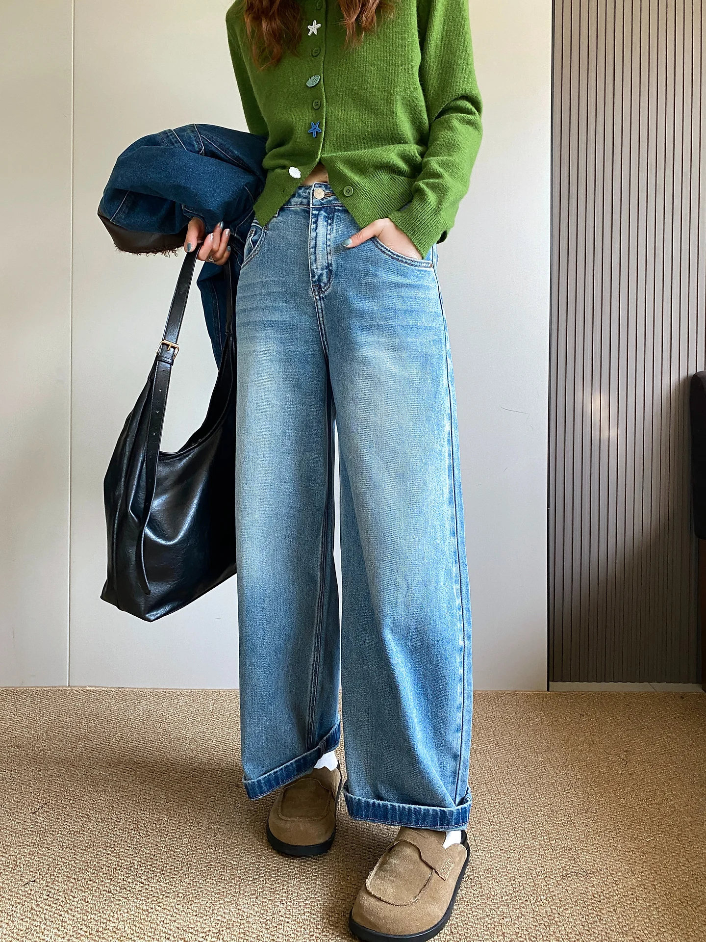 浅い青のワイドレッグジーンズ：高腰設計と水洗い加工が実現するカジュアルスタイル