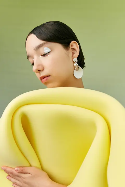 幾何学模様の小花びらイヤリング【独立デザイン・ホワイト・エレガント】