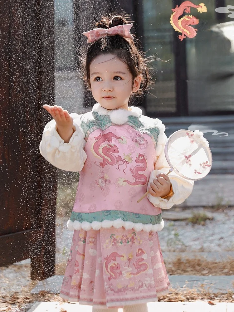 1歳半の女の子にぴったりの冬用セットアップ：中式スタンドカラーシャツとふわふわボール付きスカート
