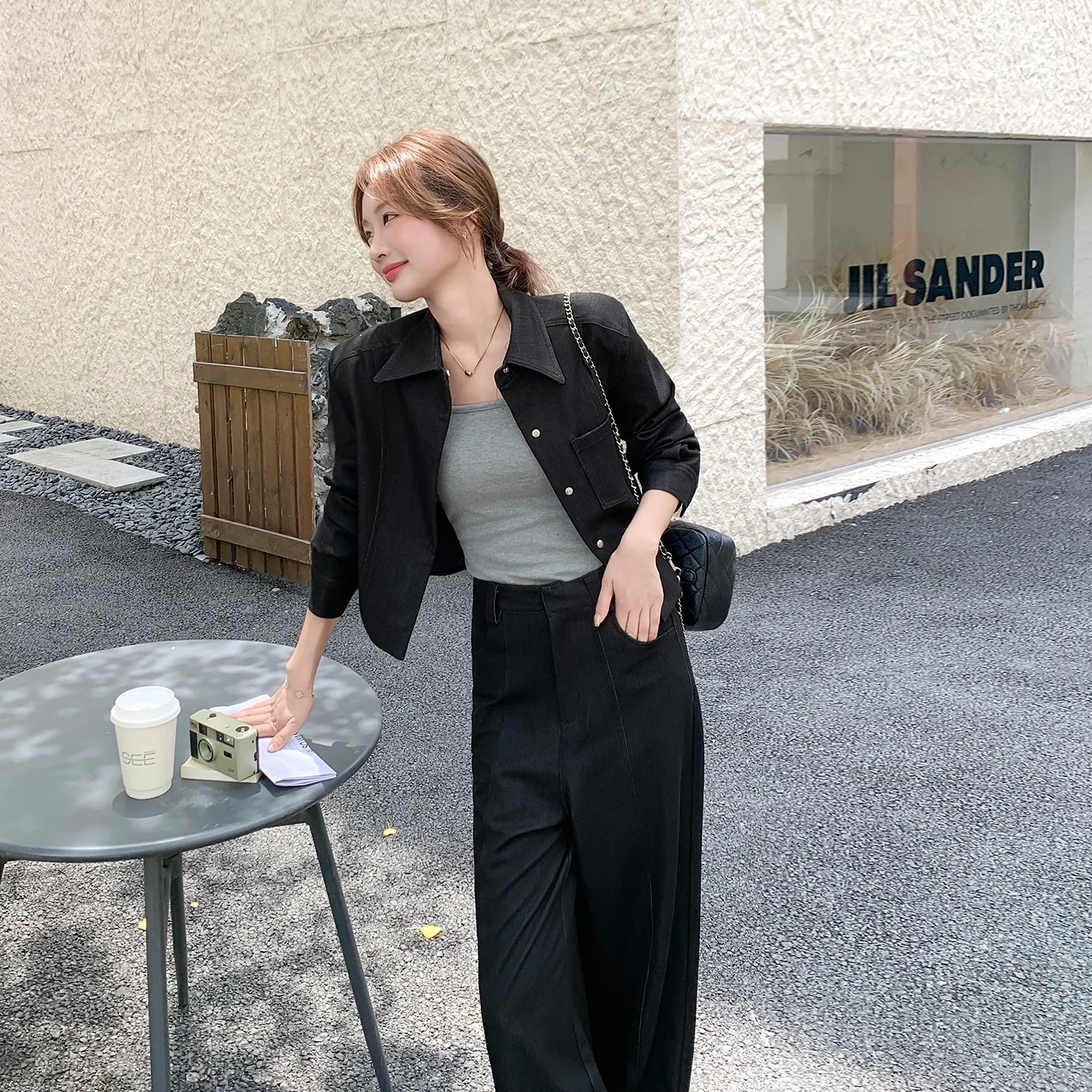 黒のファッションはなぜ今、すべてのシーンで選ばれるのか？