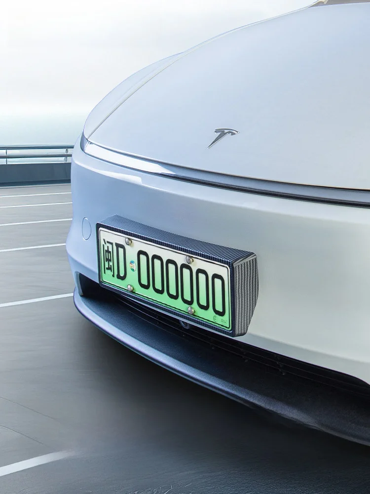 テスラ Model Y 用ナンバープレート保護フレーム：グロスブラック・マットカーボンモデルの実用性と費用対効果
