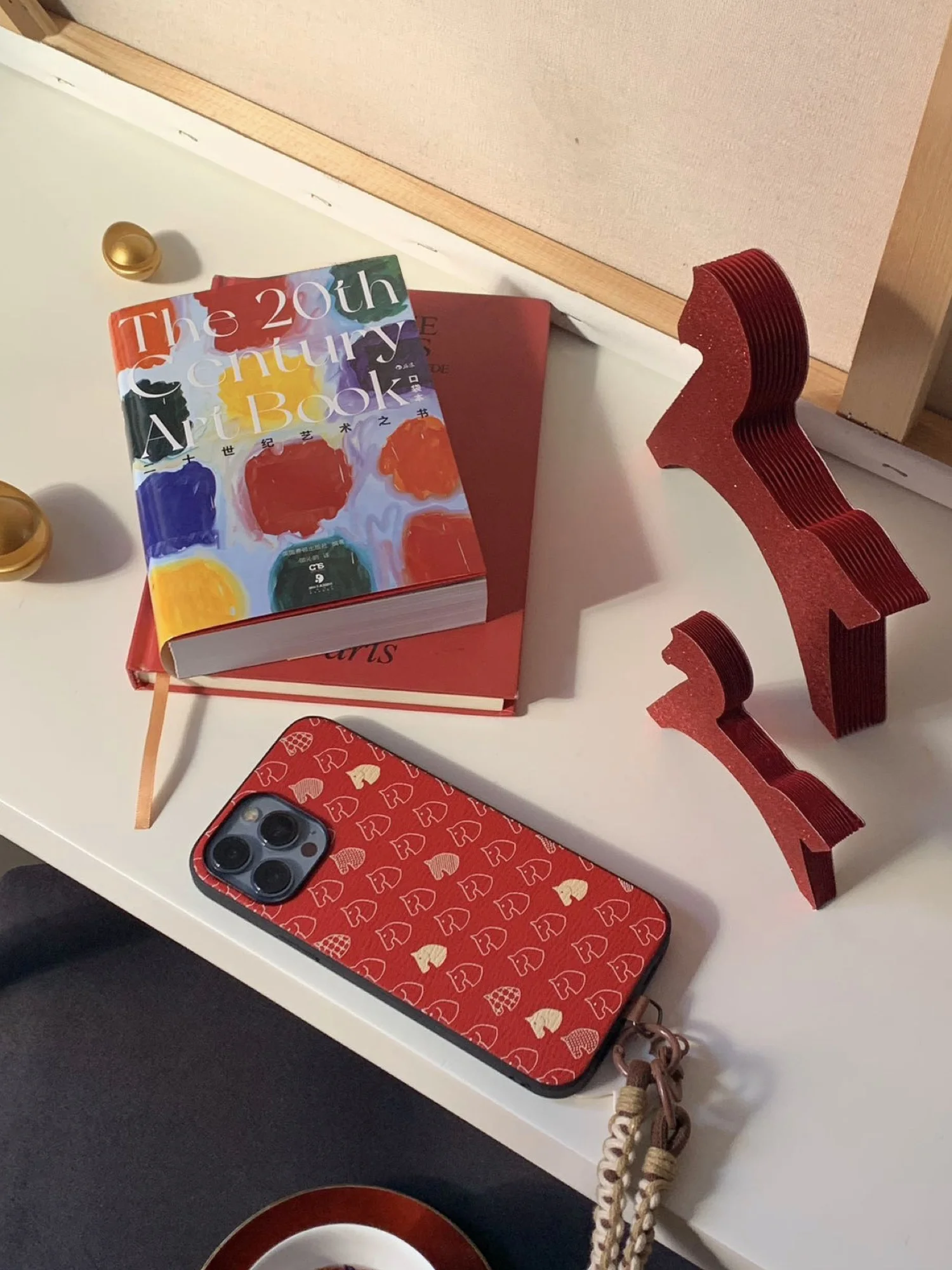 iPhone14に手帳型ケースをつけるとどうなるか？大人女性に人気の「本革手帳型ケース」が実は最強の選択肢！