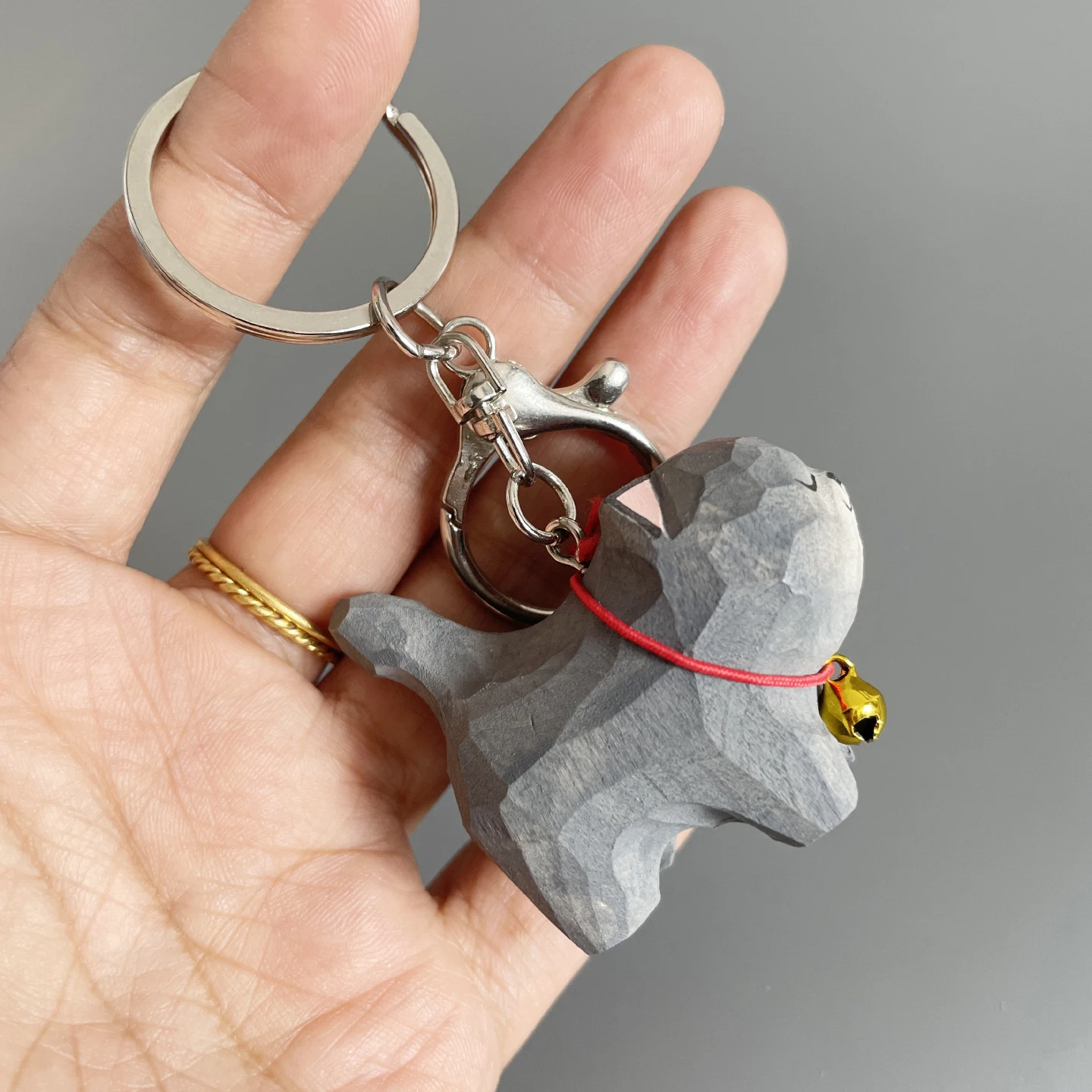 Happy Holidays にぴったりな贈り物は、手作りの木彫り青い猫キーホルダー？