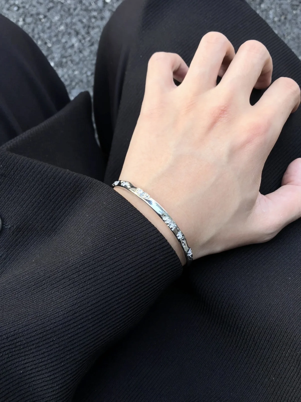 40代女性にぴったりの波光を放つクロスデザインブレスレット