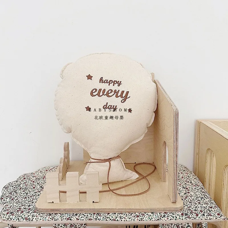 北欧風ベビー誕生日記念刺繍クッション：9ヶ月プレゼントに最適な名前入りバルーンデザイン