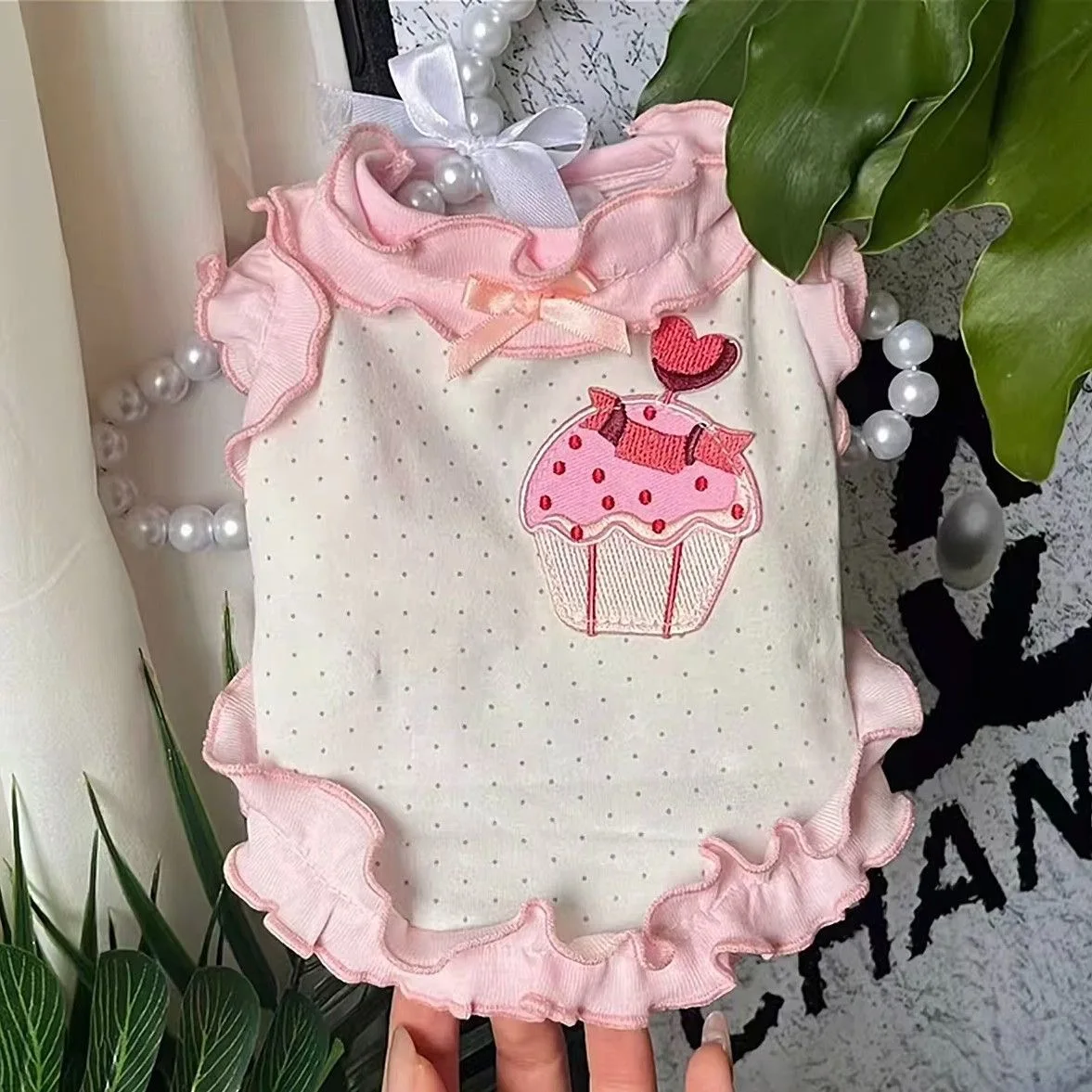 チワワ用夏用ペット服：ドット柄フリル付き刺繍デザインの着用実態と選定基準