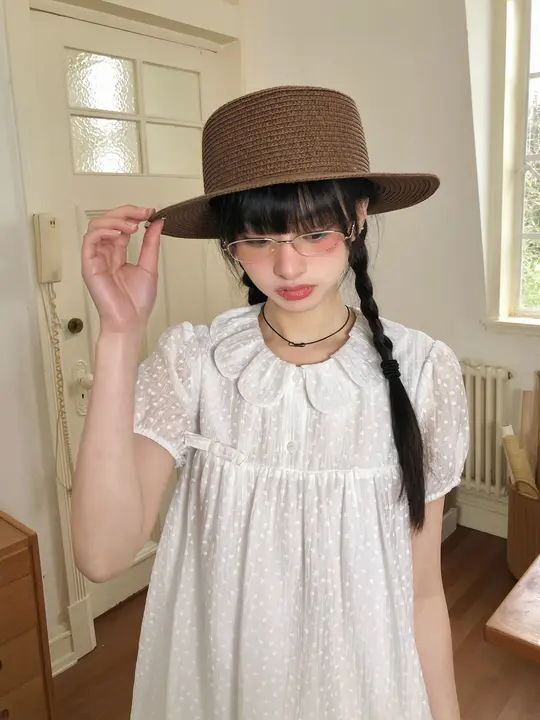 可愛らしい花びら襟のホワイトワンピース【ゆったりシルエット・Aライン・夏用・短袖】