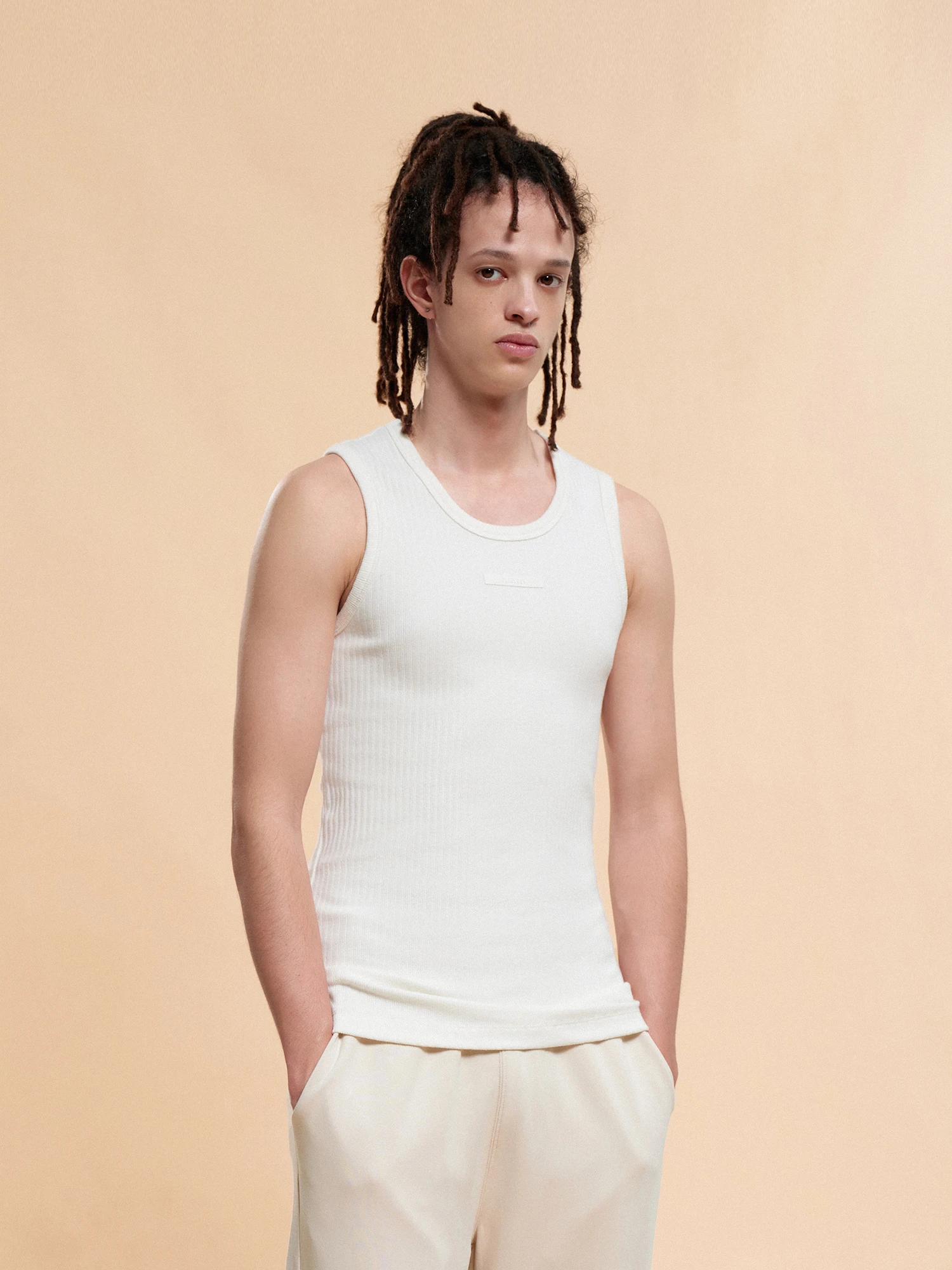 「tシャツイン」は本当に夏に着るべき？それとも、季節を越えて使えるアイテムなのか？