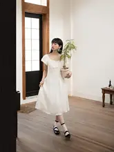 肌理のある白いフレアワンピース【ウエスト絞り・デザイン感】