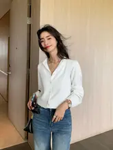 Vネック長袖白シャツ【春秋用・デザイン・女性用】