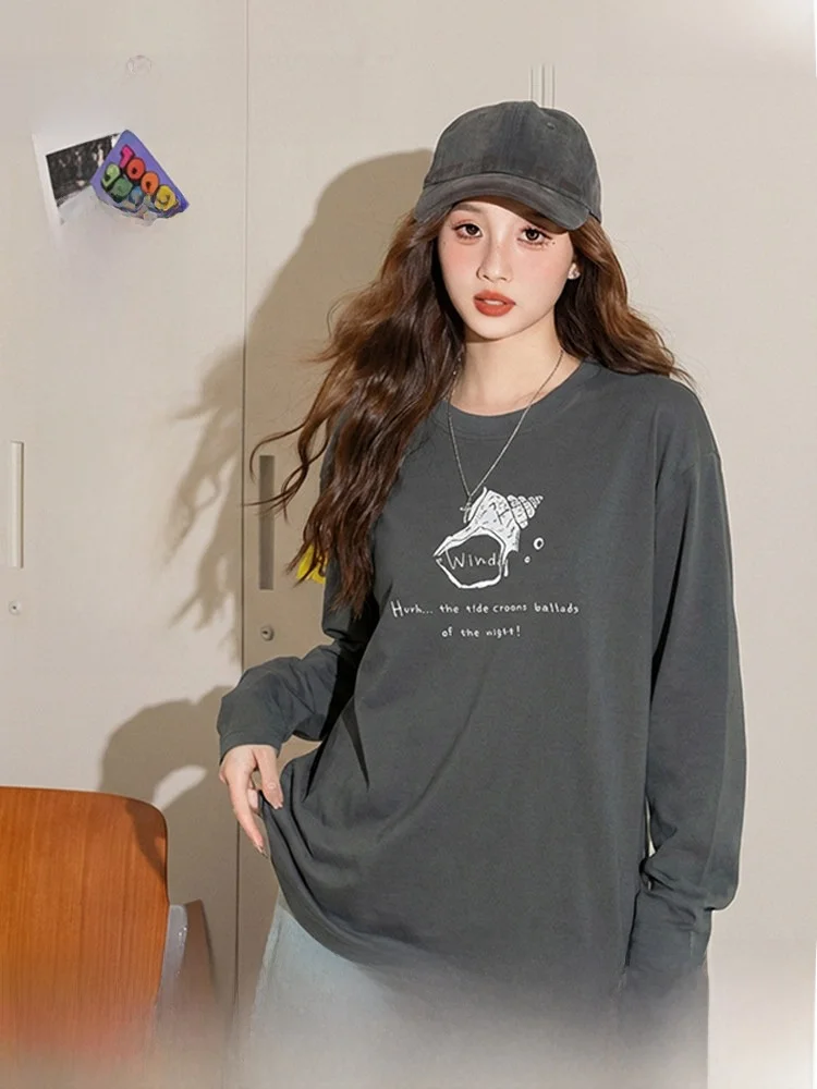 シンプルな花柄ロングスリーブTシャツ：春夏に最適なデザインと通気性のバランス