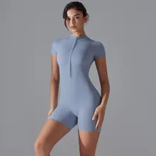 フィット感抜群のジッパー付き短袖ヨガオールインワン【通気性・ストレッチ素材・女性用】（セットアップ対応）