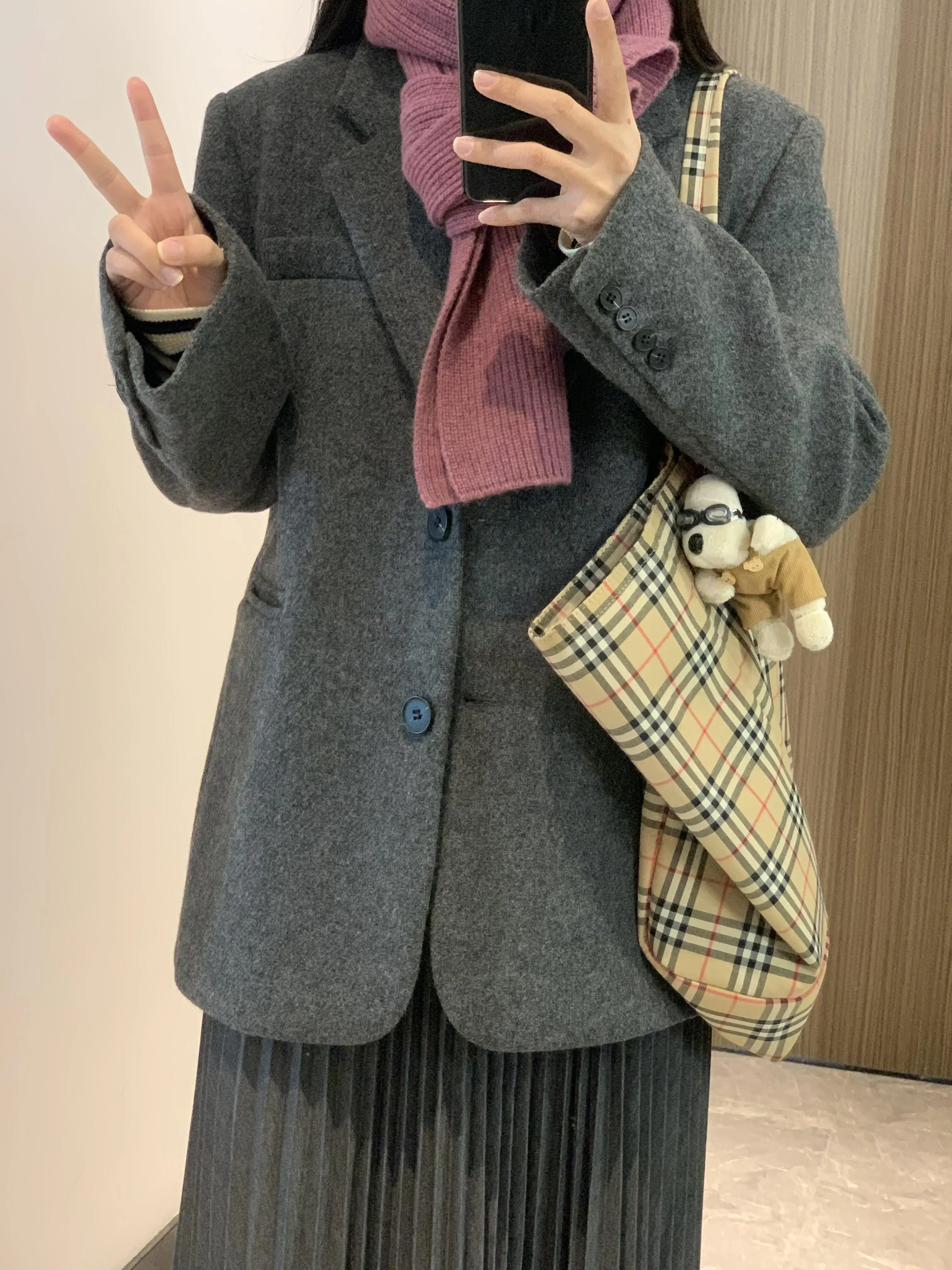 オフィスカジュアルの冬に何を着るべき？40代の女性が選んだ「暖かさとスタイルのバランス」を決める1着