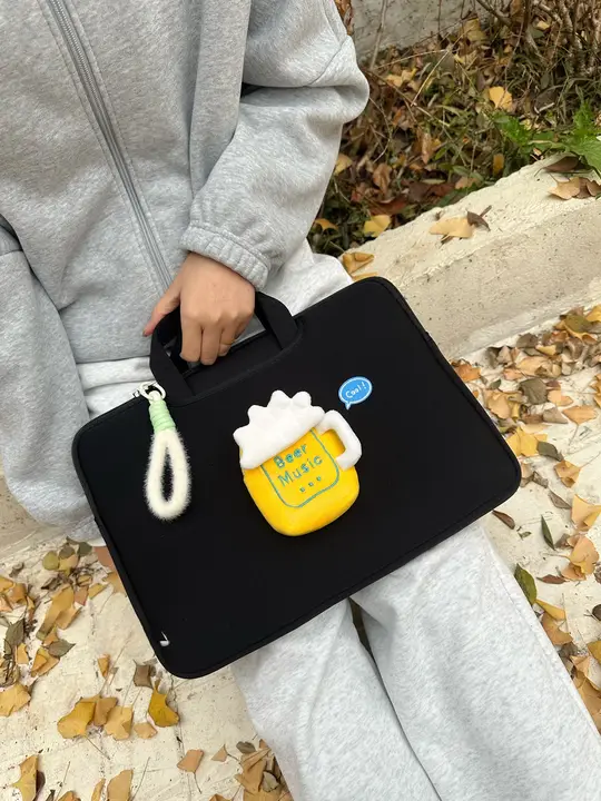 カートゥーンビールカップデザインのノートパソコンケース【女性用・ブラック・シンプル・軽量・肩掛け可・適応機種多数】