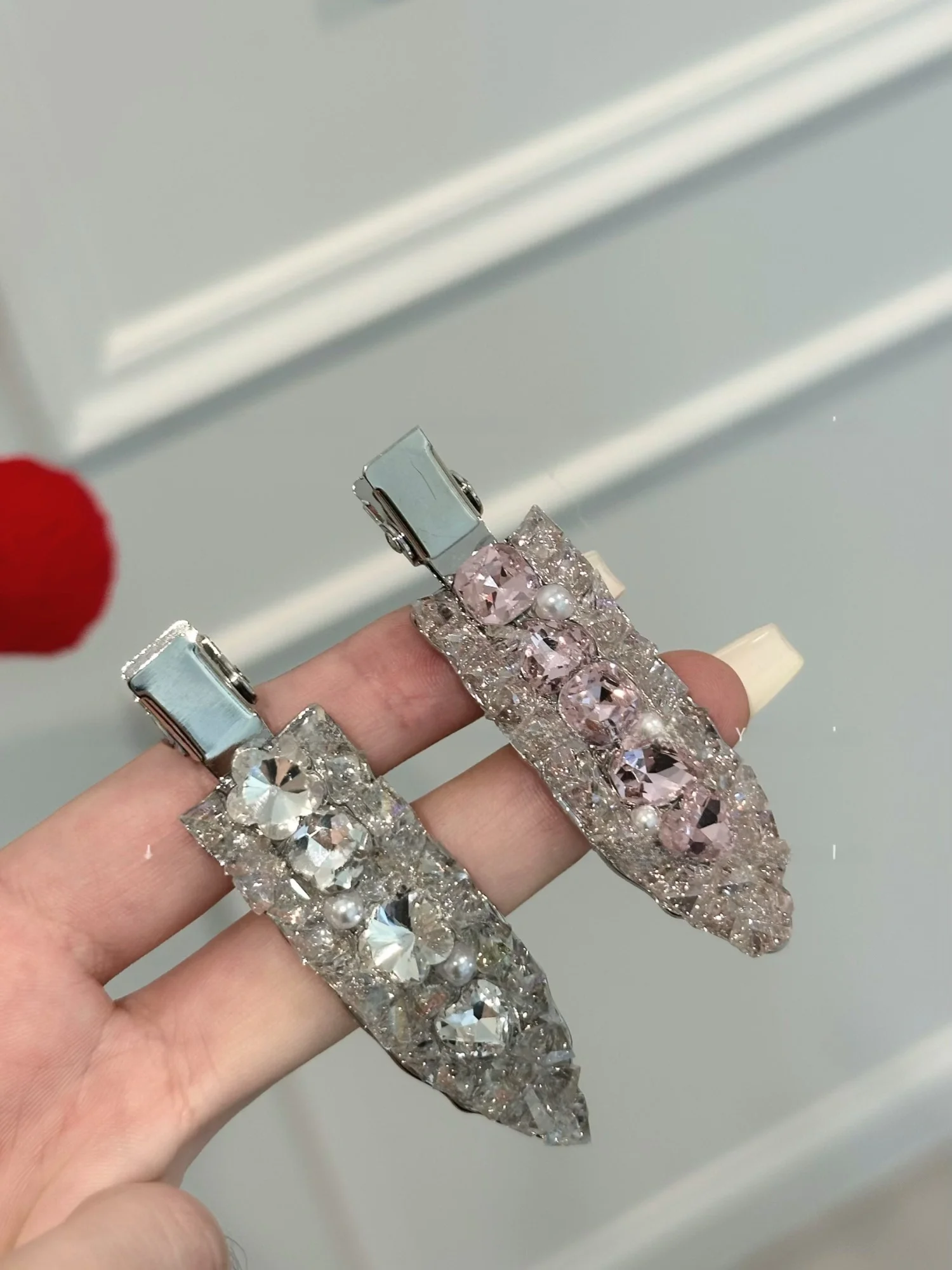 前髪バングと外ハネポニーテールに合う、ちょっとしたアクセントが変わるヘアクリップは？