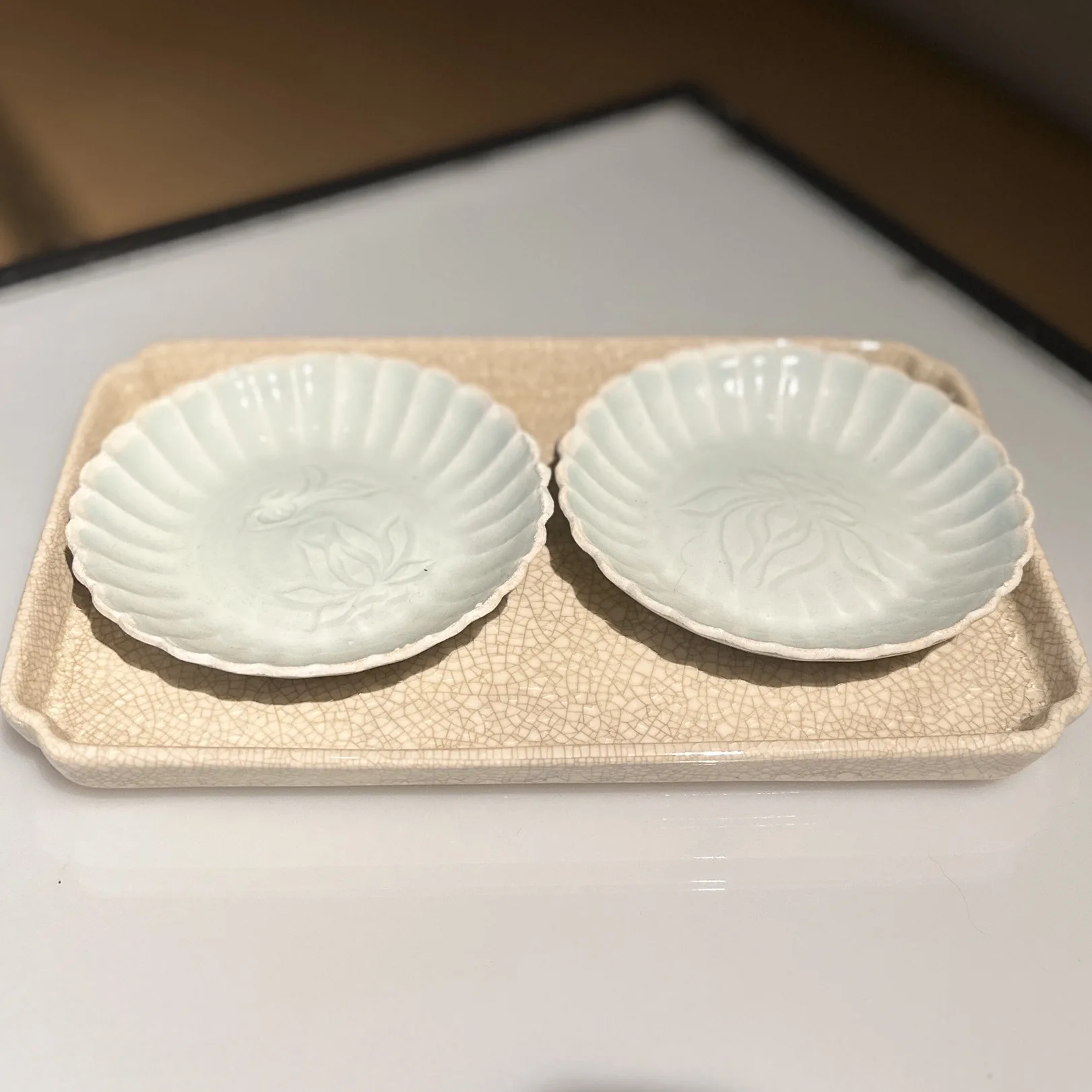 80年代風の茶器：一善茶道のイエロー釉薬四方壺承が女性に与える美と機能のバランス