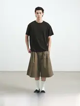 デザイン性のある多重プリーツの五分丈パンツ