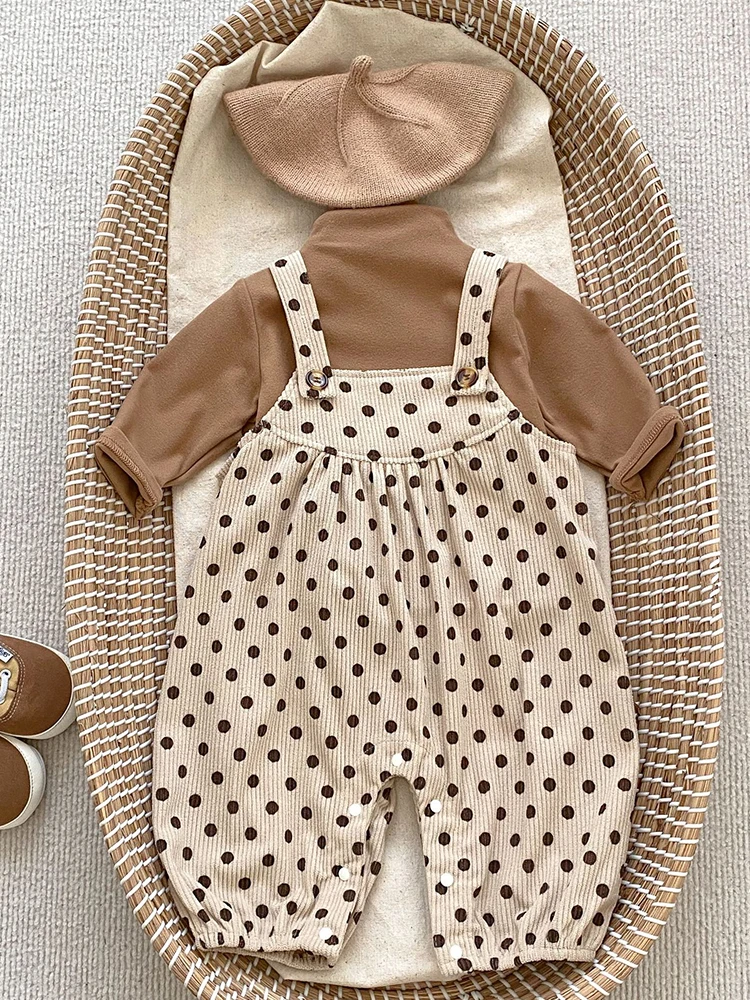 9月生まれの赤ちゃんに着せるべき春の服は？ドット柄のベビーベロアオールインワンがおすすめ！