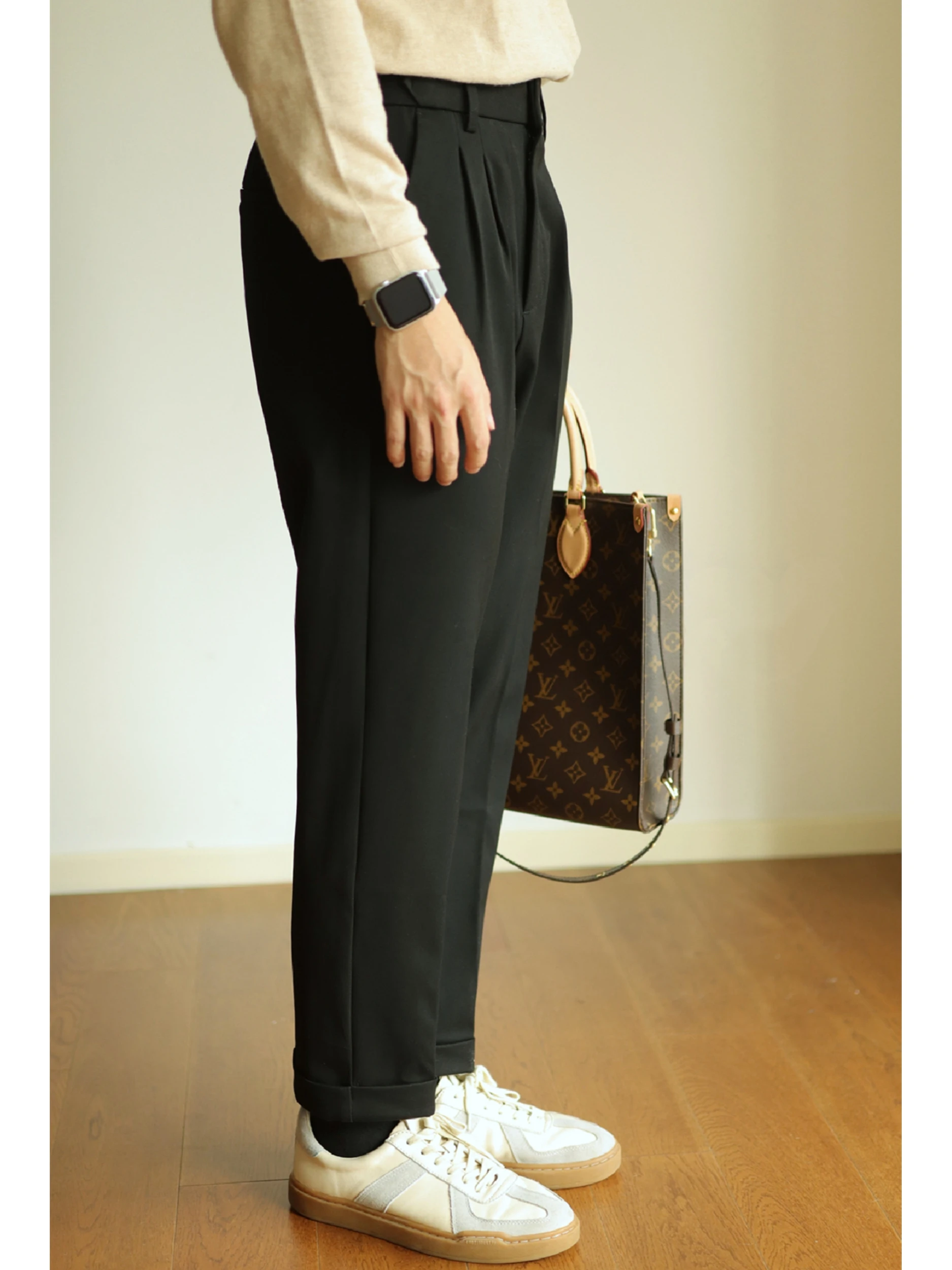抗皺加工の九分丈パンツ：ストレートスタイルで秋のビジネスカジュアルを実現