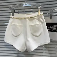 大花の装飾付きゴールドチェーンウエストベルトのショートパンツ【トレンディデザイン・春夏用・洗練されたスタイル】（セットアップ対応）