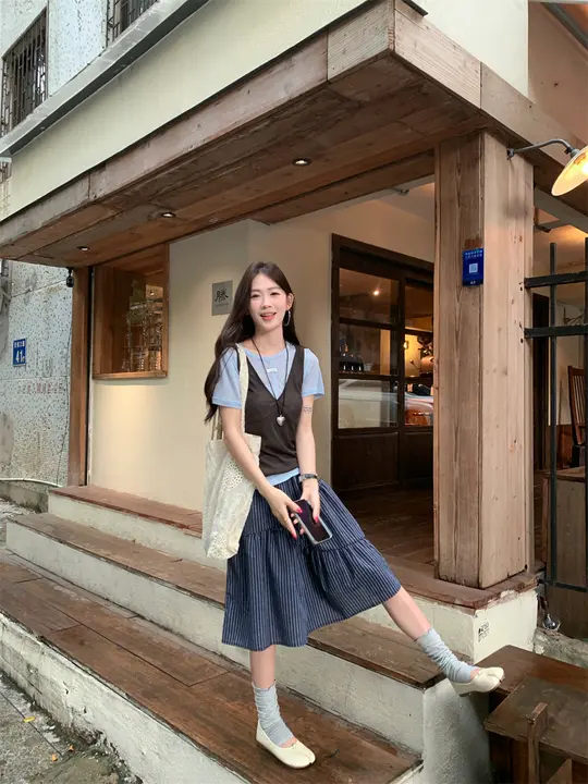 カラーブロックVネックタンクトップと重ね着できるブルーのショートスリーブTシャツ【夏用・ハイウエストストライプスカート・三点セットアップ対応】