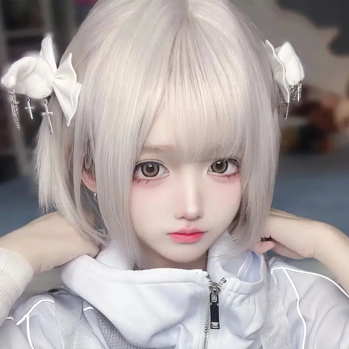 銀灰色 コスプレ用 ショートストレートウィッグ【ゴスロリ風・エアリーバング・学生向け】