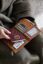 本革製 スリムファスナー付きパスポートケース【多機能収納・携帯便利】