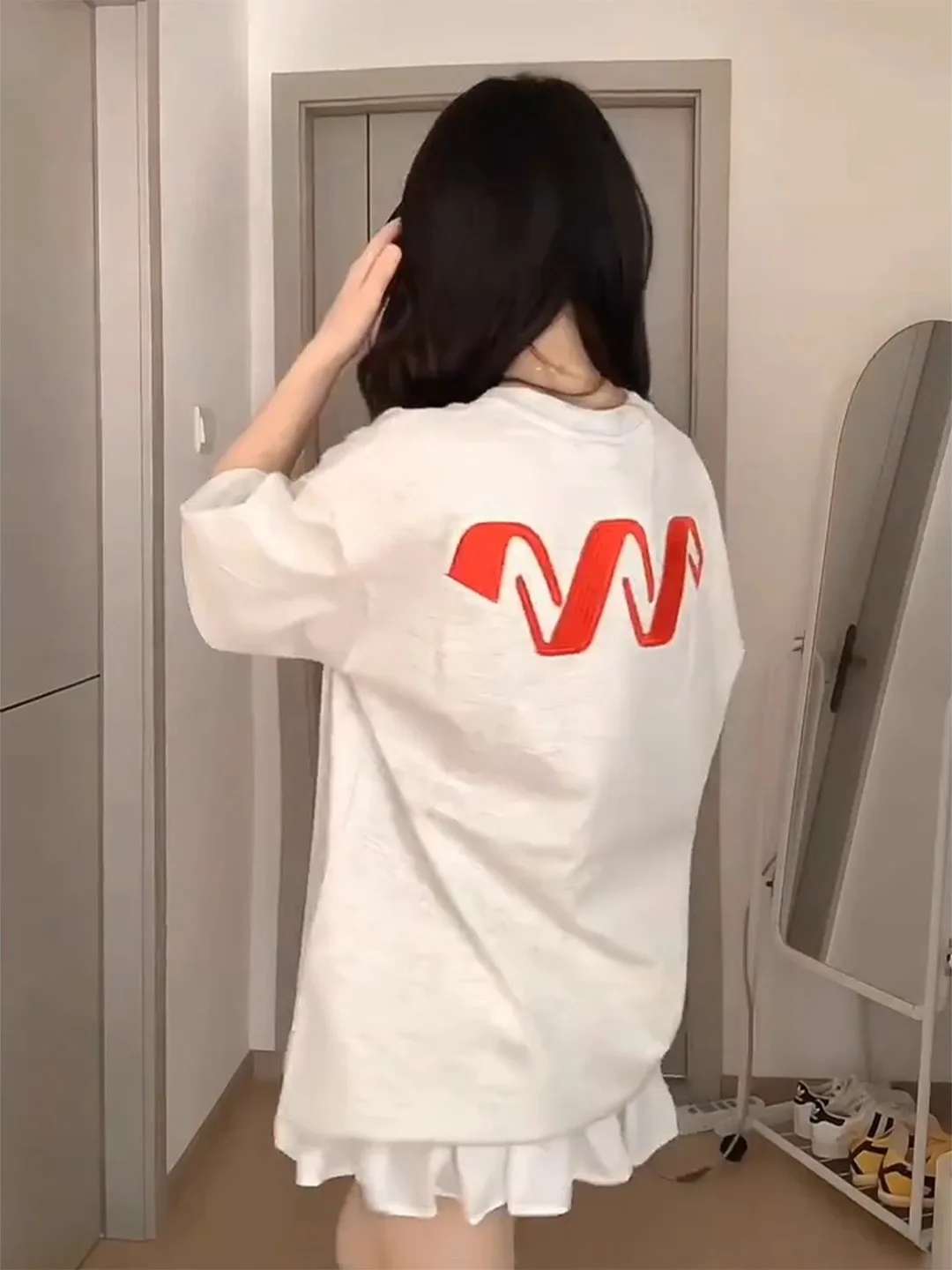 グレーのオーバーサイズ刺繍入りコットンTシャツ：カジュアル通勤スタイルの実用性とデザインバランス