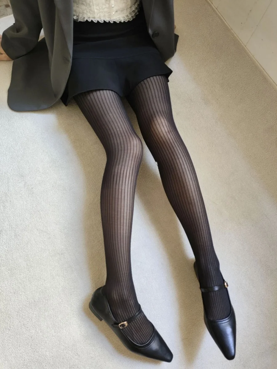 ストライプ柄のシースルーニーハイソックスは、本当に美脚効果があるのか？