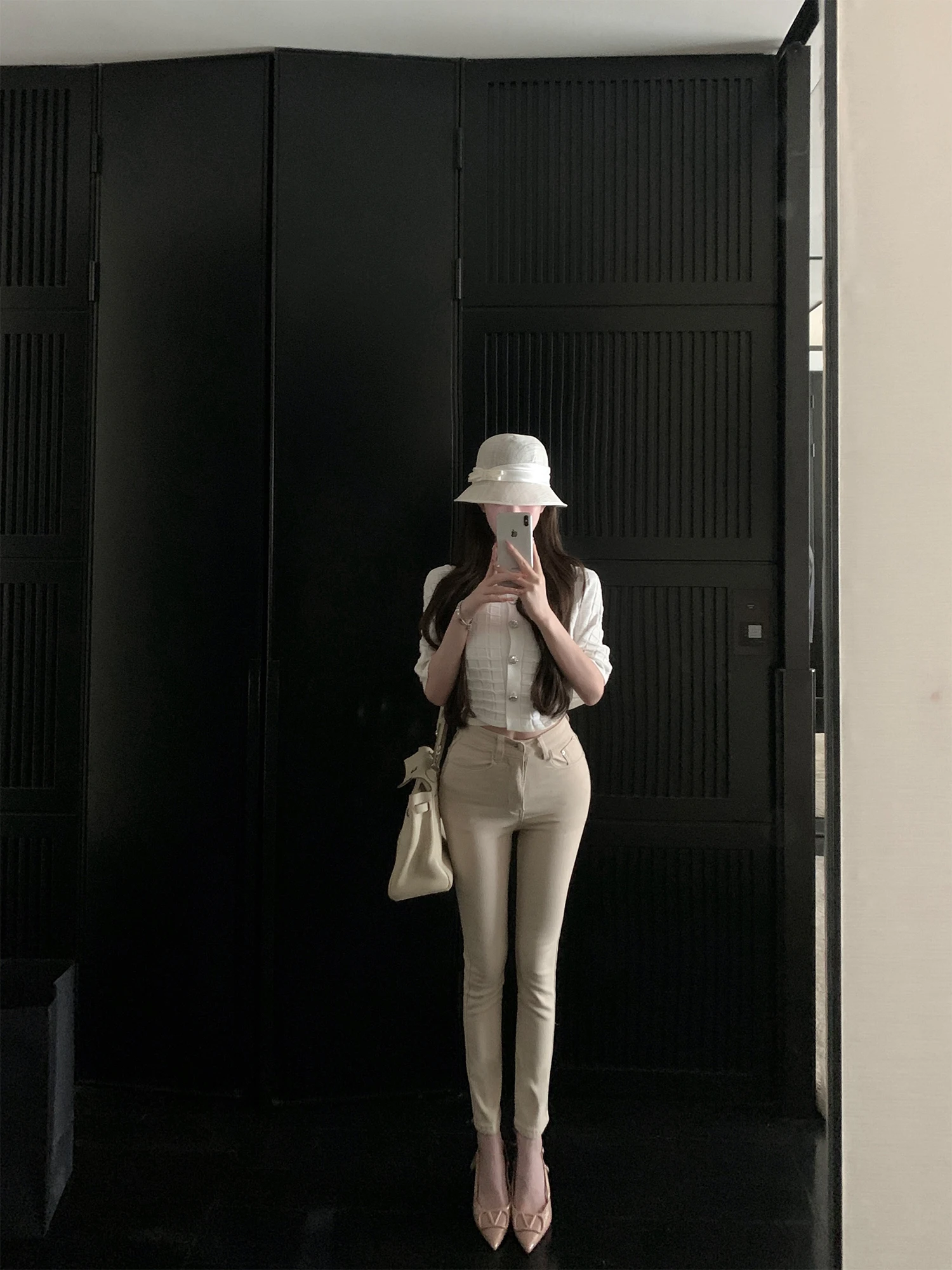 シルエットが綺麗なパンツ レディース どうやって着る？カジュアルな雰囲気のハイウエストカキ色デニムパンツが解決するリアルな着こなしの悩み