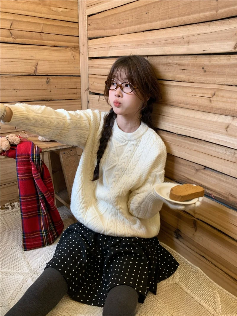 クリーム色のセーターは、本当に「春の訪れ」を予感させるのか？
