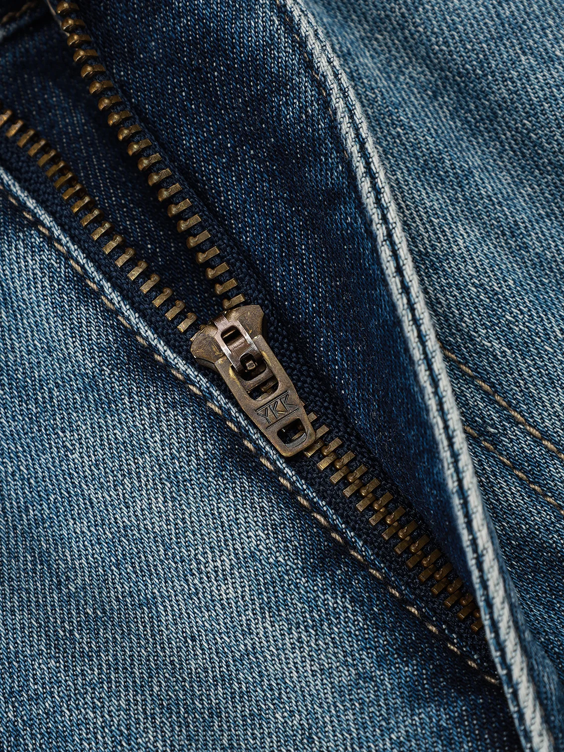 安いデニムパンツで、通勤からアウトドアまでおしゃれに見える方法は？